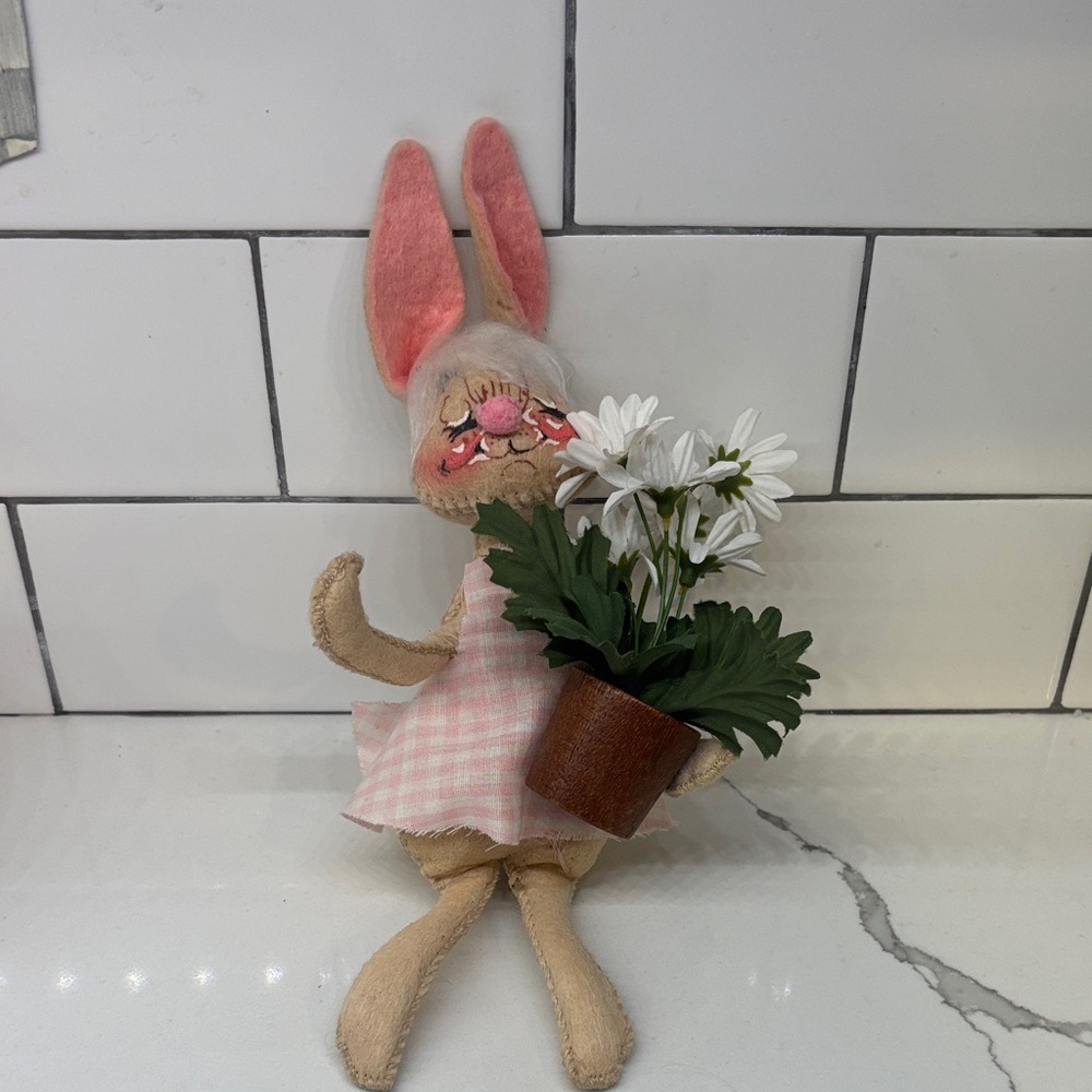 Annalee Bunny Rabbit / Easter vintage doll with flowerpot and daisies